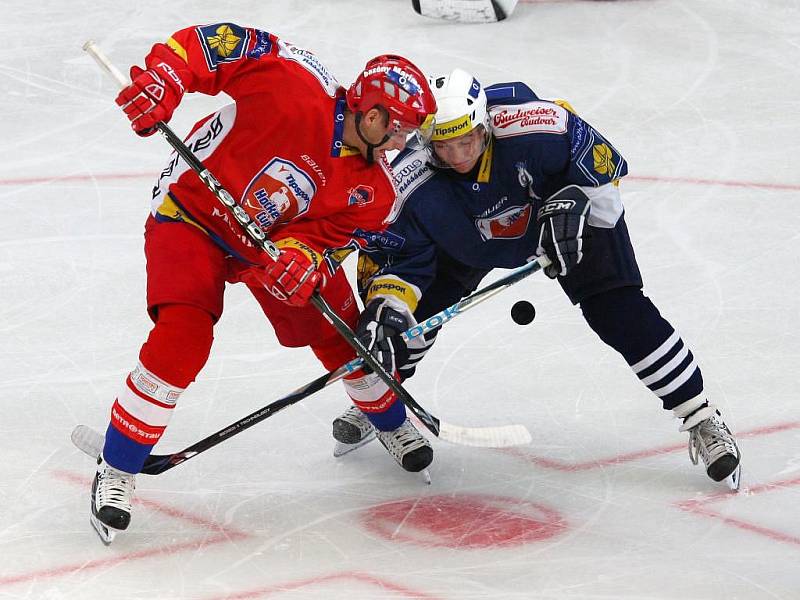 Po  přípravných utkáních s českými celky podstoupí nyní  plzeňští  hokejisté, na snímku  vpravo Jan Kovář,   turnajový test v Německu