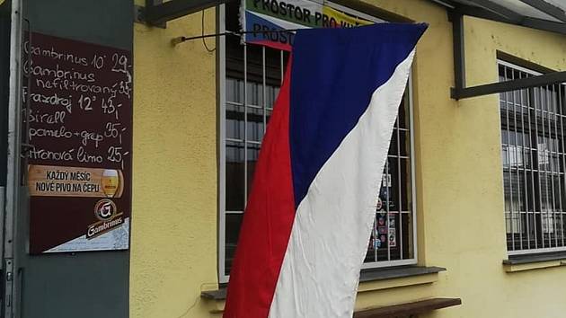 Na protest proti vládnímu nařízení přikazujícímu zavírat už ve 20 hodin vyvěsil plzeňský hostinec Na Potravinách vlajku už 9. prosince.