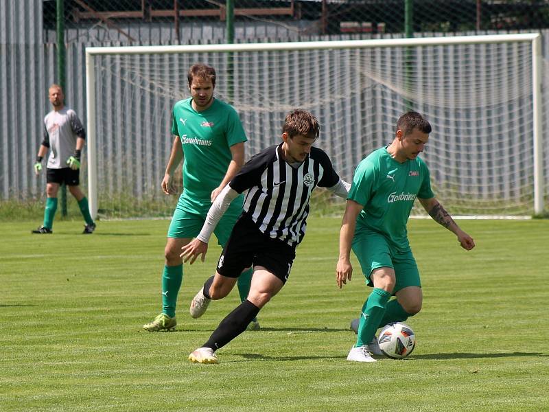 Z archivu: Fotbalisté plzeňského Smíchova (černobílí) se v nováčkovské sezoně I. A třídy zatím hledají. Ve třech zápasech totiž získali jediný bod.