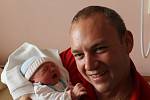 Tatínek Martin Bečvář z Plzně chová svého prvorozeného syna Matyáše (3,70 kg, 48 cm), který se narodil mamince Martině 22. 9. ve 20: 40 ve Fakultní nemocnici v Plzni