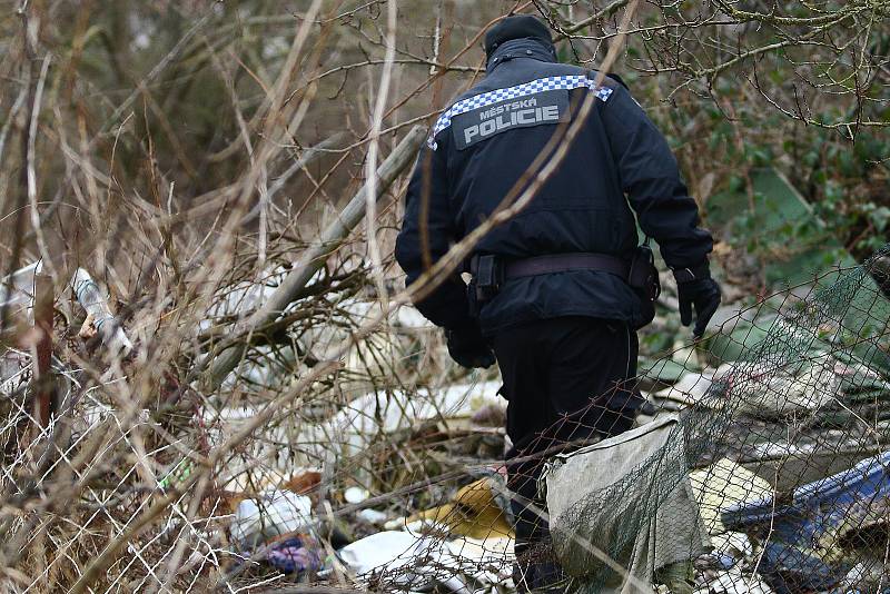 Strážnici městské policie Plzeň ve středu kontrolovali příbytky lidi bez domova, kteří přebývají na území města. Při pravidelné obchůzce policisté mimo jiné zjišťují totožnost navštívených bezdomovců a porovnávají jí s registrem hledaných osob.