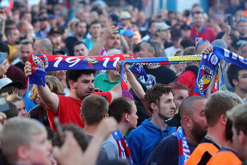 Fotbalisté Viktorie Plzeň po zisku šestého mistrovského titulu zamířili s pohárem za fanoušky do centra Plzně. Na náměstí Republiky se na oslavě sešlo několik tisíc fotbalových příznivců.