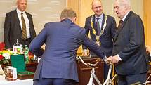 Jako dárek dostal prezident dámský bicykl rokycanské značky Favorit