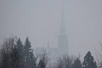 Silueta katedrály sv. Bartoloměje zahalená ve smogu