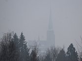 Silueta katedrály sv. Bartoloměje zahalená ve smogu