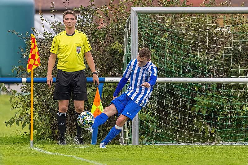 Fotbalisté FK Okula Nýrsko (na archivním snímku hráči v modrobílých dresech) jedou do Chlumčan, Nepomuk (růžové dresy) čeká konfrontace s Chrástem u Plzně.