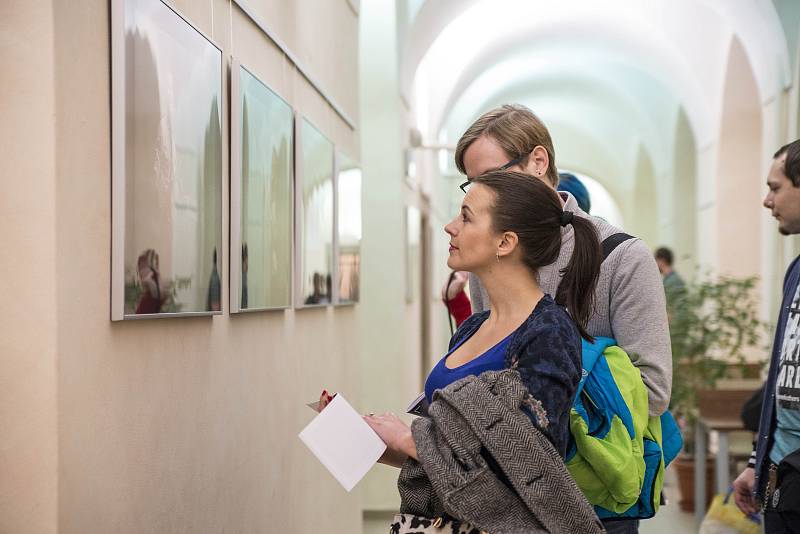 Vernisáž k výstavě fotografií Milan Říský: Live ve Studijní a vědecké knihovně Plzeňského kraje.