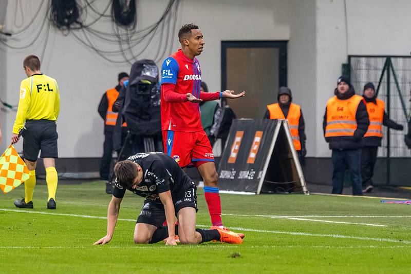 Fotbalisté Viktorie Plzeň podlehli na úvod ligového jara doma nečekaně Hradci Králové 1:2.