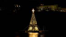 Plovoucí vánoční strom na Borské přehradě.
