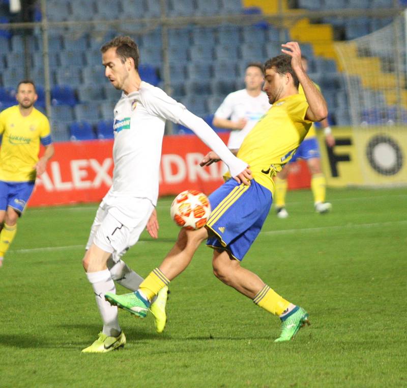 Prvoligoví fotbalisté Fastavu Zlín (ve žlutém) v pondělní dohrávce 15. kola FORTUNA:LIGY doma hostili favorizovanou Viktorii Plzeň.