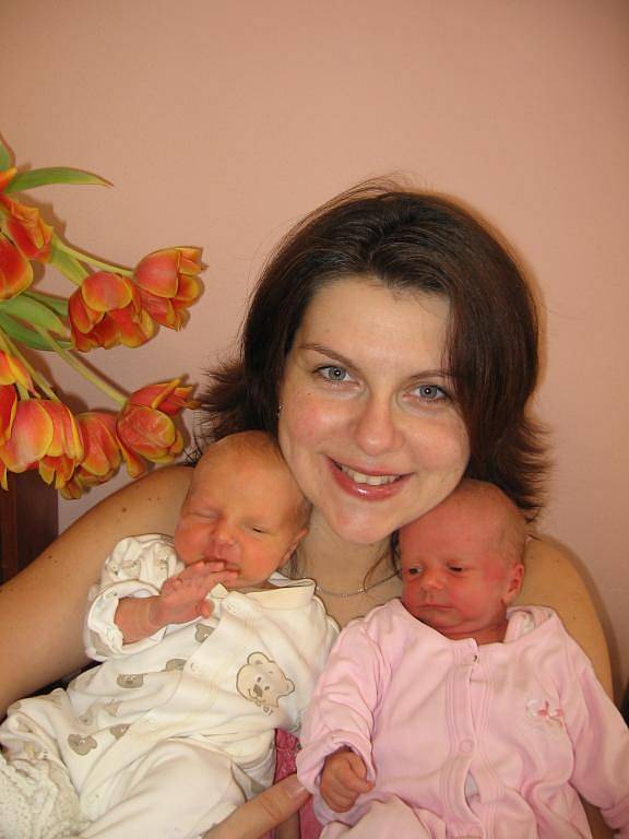 Silvii a Viktorovi Mertovým z Plzně-Valchy se 26. února narodila ve FN v Plzni dvojčátka – Anička (vpravo) a Honzík. První přišel na svět v 10.33 hod. Honzíček (3,04 kg/48 cm). Anička (2,57 kg/46 cm) je o jednu minutu mladší