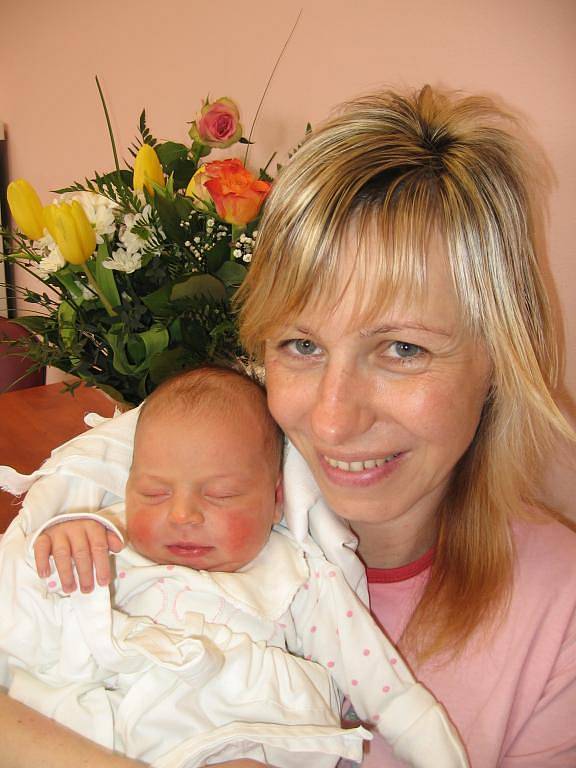 Tříletý Matýsek Žák z Plzně při první návštěvě své novorozené sestřičky Kačenky (3,88 kg/52 cm), která se narodila rodičům Petře a Vladimírovi 1. března v 18.42 hod. ve FN v Plzni, nezapomněl poděkovat čápovi
