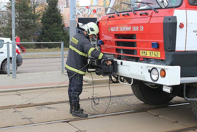 Osobní auto projelo skrz zastávku a skončilo v kolejišti