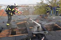 Likvidace požáru na střeše jedné z budov Fakultní nemocnice Plzeň v borském areálu.
