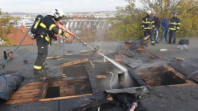 Likvidace požáru na střeše jedné z budov Fakultní nemocnice Plzeň v borském areálu.