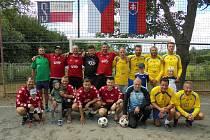 VÍTĚZOVÉ. Na snímku vlevo v červených dresech československý tým Sklo a střepy, vpravo (žluté dresy) domácí Sokol Letkov kategorie nad 40 let.