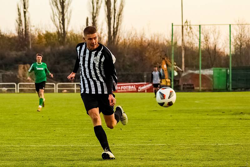 15. kolo I. A třídy: SK Smíchov Plzeň - FC Rokycany B (na snímku fotbalisté v zelených dresech) 4:2 (2:0).