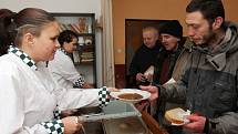 Studentky Hotelové školy v Plzni nalévali bezdomovcům v Domově svatého Františka guláš