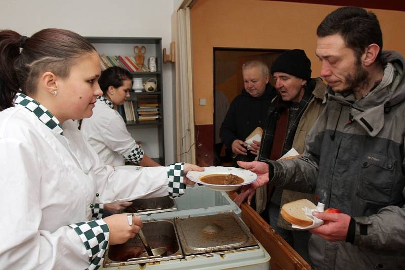 Studentky Hotelové školy v Plzni nalévali bezdomovcům v Domově svatého Františka guláš