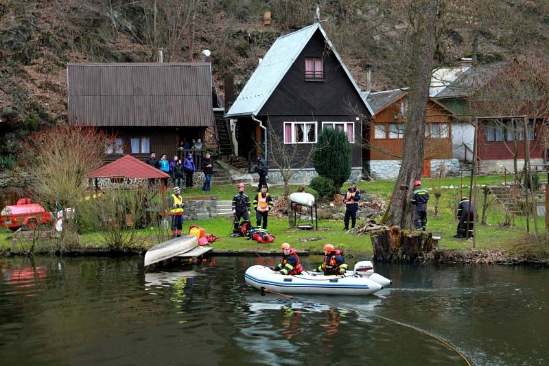 Nácvik hasičů na přehradě Hracholusky pro případ povodňové situace