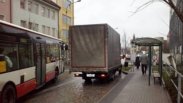 Snímek ukazuje, jak se také dá zaparkovat na zastávce v ulici Otýlie Beníškové