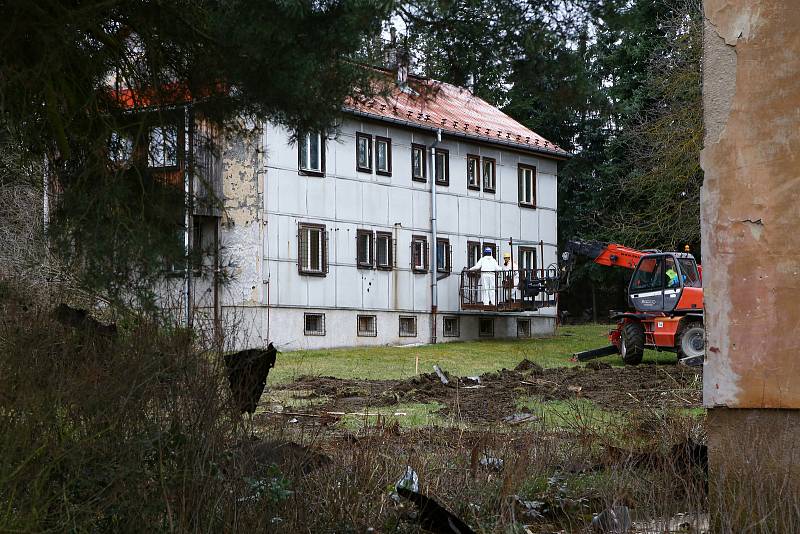 Demolice starých domů.