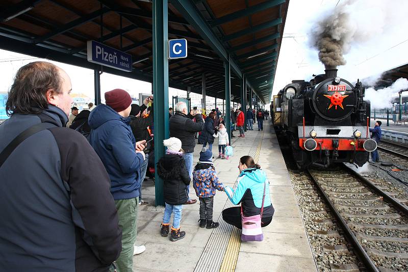 Zvláštní vlak vypravený na trase Plzeň - Nýřany - Heřmanova Huť a zpět, tažený průmyslovou lokomotivou řady 313.902 z plzeňského Iron Monument Clubu na plzeňském hlavním nádraží.