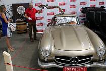 SPORŤÁK MERCEDES-BENZ 300 SL, vystavený v areálu plzeňského Depa. U něj šéf Asociace Veteran Car clubů v ČR František Čečil.