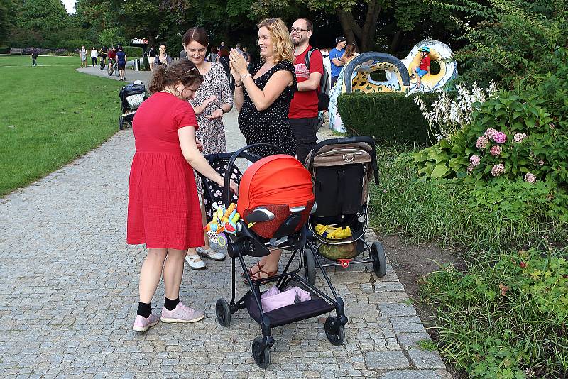 Zpěvomat - skupiny amatérských i profesionálních zpěváků zpívají na přání kolemjdoucích na ulici. Fotografie jsou z plzeňské Mlýnské strouhy.