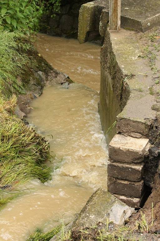 V Dolní Lukavici kromě řeky napáchal velkou škodu i vylitý rybník.