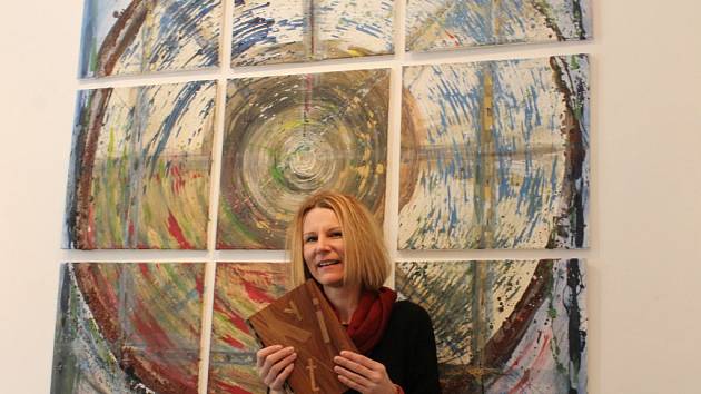 Jana Trnková ukazuje jednu ze svých uměleckých vazeb. V pozadí je dílo s názvem Kvadratura kruhu, po němž je pojmenovaná i celá výstava