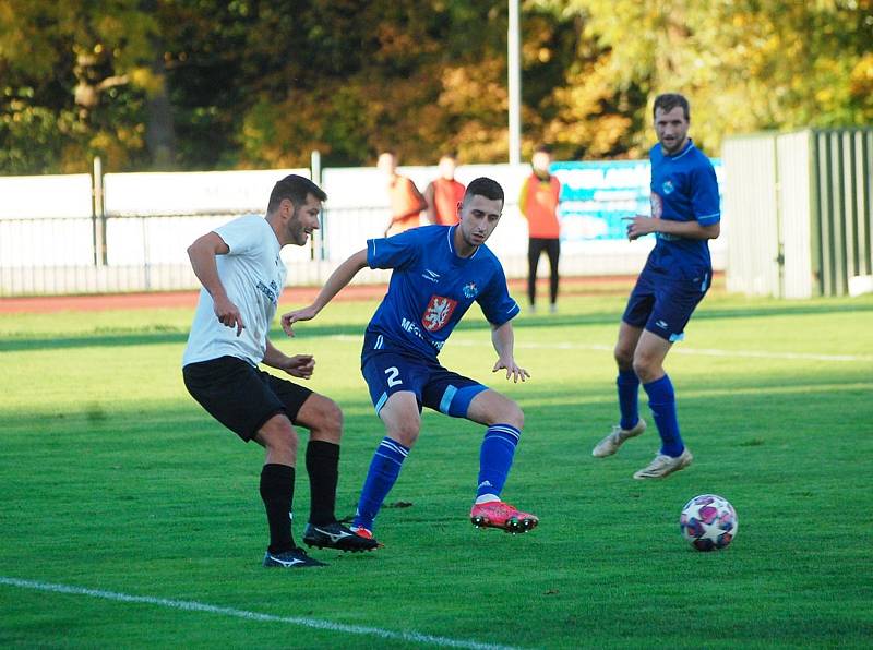 10. kolo krajského přeboru: FK Tachov (na snímku fotbalisté v modrých dresech) - FC Chotíkov 1932 2:0 (0:0).