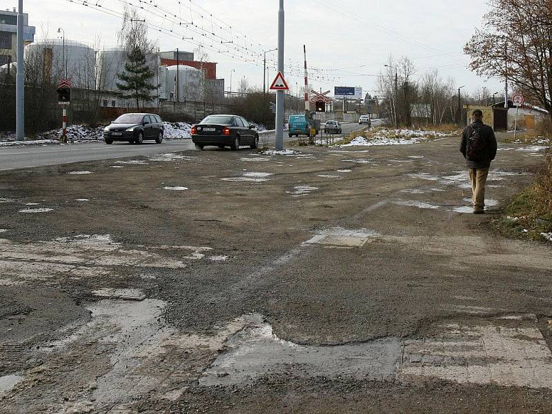 Tady se z Domažlické třídy odbočuje do ulice U Domažlické trati. Odstavná plocha je plná louží