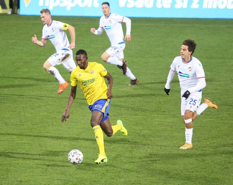 Prvoligoví fotbalisté Fastavu Zlín (ve žlutém) v rámci nedělního 8. kola FORTUNA:LIGY v domácím prostředí porazili Viktroii Plzeň 1:0 brankou Tomáše Poznara.