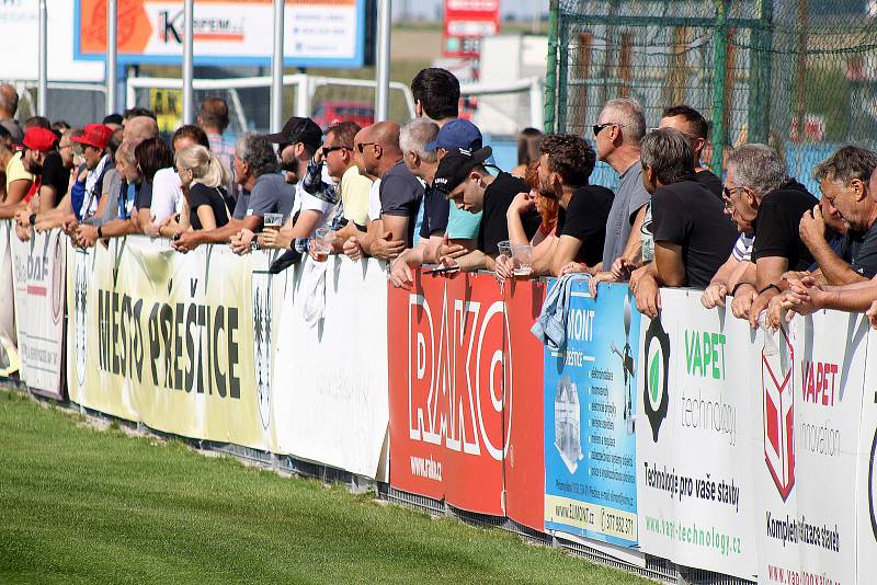 5. kolo FORTUNA ČFL, skupina A: FK ROBSTAV Přeštice (na snímku fotbalisté ve žlutých dresech) - TJ Jiskra Domažlice (modří) 5:1 (2:0).