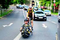 Cyklomaraton pro dobrou věc absolvuje ode dneška do  soboty Jan Krauskopf z Plané. Sportovec, odkázaný po nehodě na motorce na invalidní vozík, pojede na svém handbiku štafetový závod zdravých a handicapovaných cyklistů kolem celé Česka a Slovenska