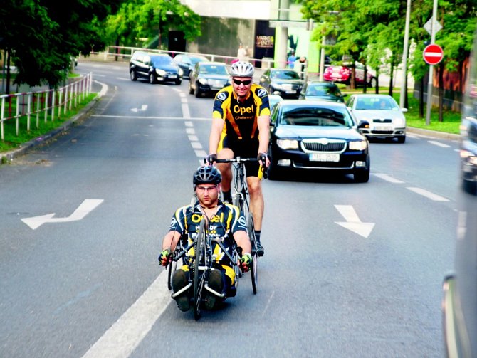 Cyklomaraton pro dobrou věc absolvuje ode dneška do  soboty Jan Krauskopf z Plané. Sportovec, odkázaný po nehodě na motorce na invalidní vozík, pojede na svém handbiku štafetový závod zdravých a handicapovaných cyklistů kolem celé Česka a Slovenska