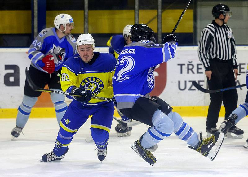 Hokejisté Třemošné (na snímku ve žlutomodrých dresech) ve druhém utkání semifinálové série play-off s Domažlicemi (v modrém).