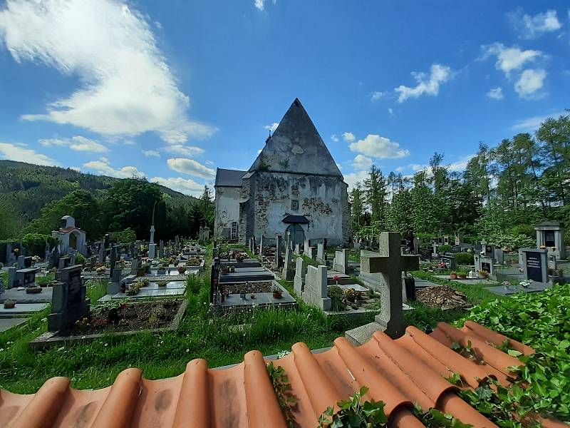 Velhartický hřbitovní kostel.