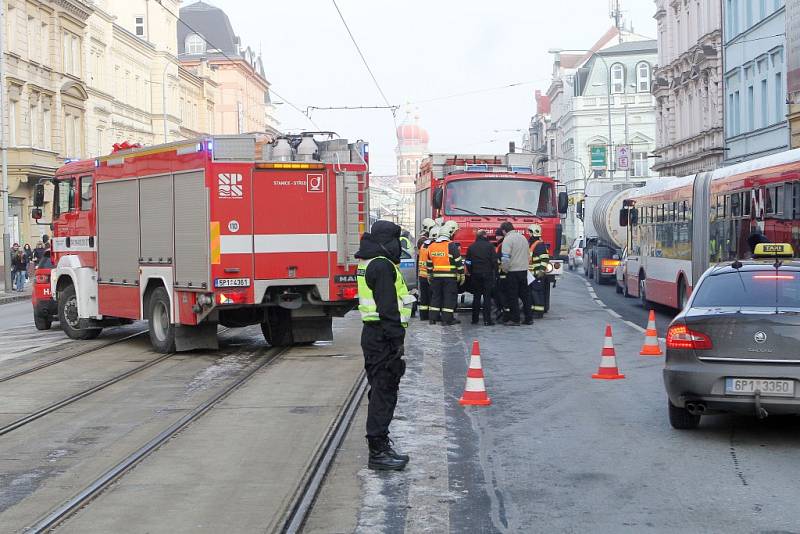 Nedaleko křižovatky U Práce srazil hasičský vůz, který jel k zásahu, chodce. Ten na místě zemřel