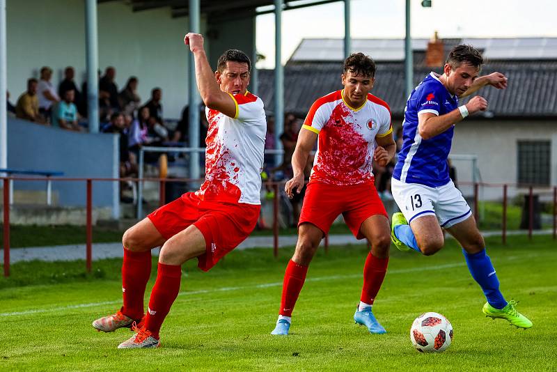 Fotbalisté SK Slavia Vejprnice (na archivním snímkuhráči v červeno-bílých dresech) porazili v 7. kole krajského přeboru soupeře z Baníku Stříbro 4:2.