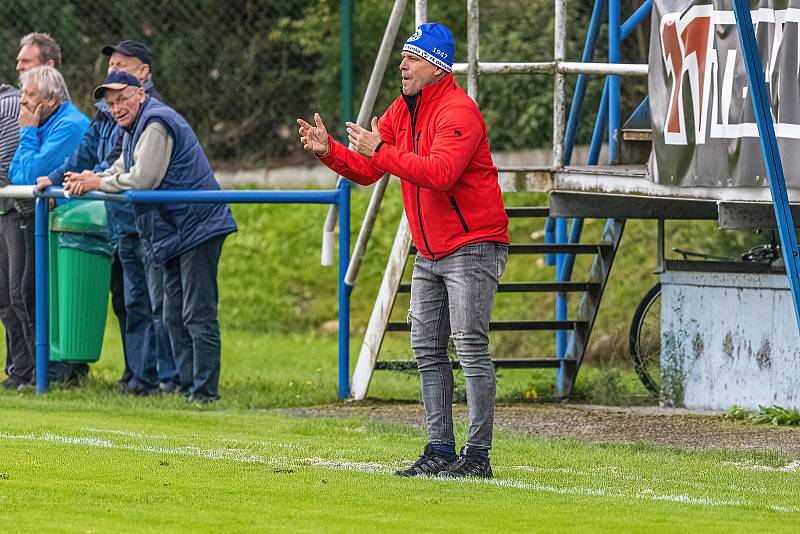 Fotbalisté FK Nepomuk (na archivním snímku hráči v růžových dresech) hrají ve sváteční pátek na Petříně.