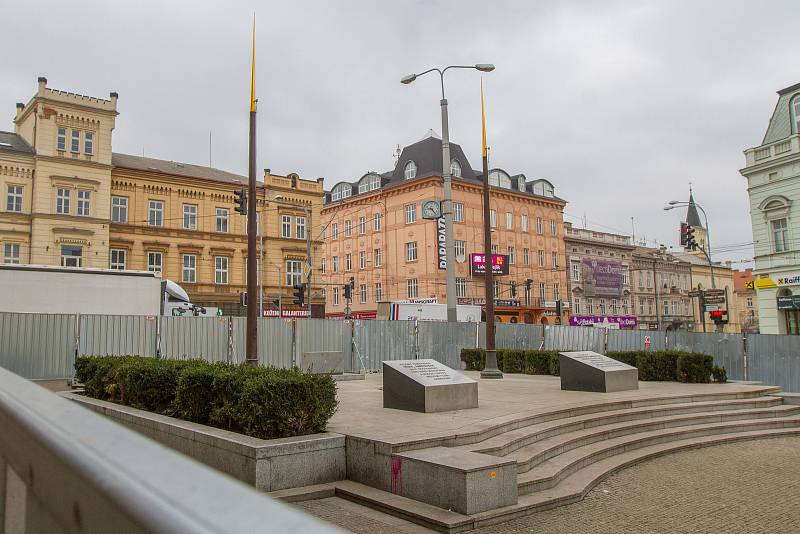 Místo U Práce, kde se bude obnovovat pamáník Díky, Ameriko! už zakrývá plechová ohrada. Začnou tu práce na nových pylonech.