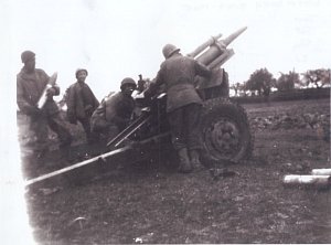Vojáci z 512. dělostřeleckého praporu během druhé světové války.