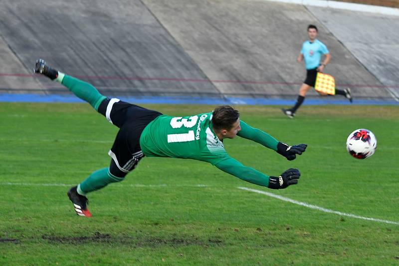 13. kolo FORTUNA divize A: Petřín Plzeň (červení) - Sedlčany 2:2.