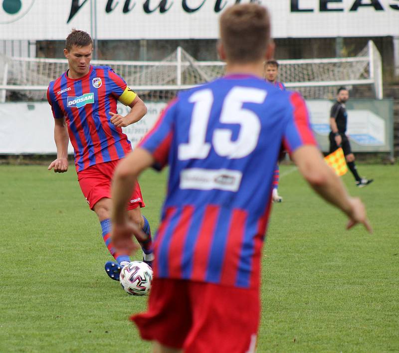 5. kolo FORTUNA ČFL, skupina A: FK Loko Vltavín (zelení) - Viktoria Plzeň B (červenomodří) 3:1 (2:1).