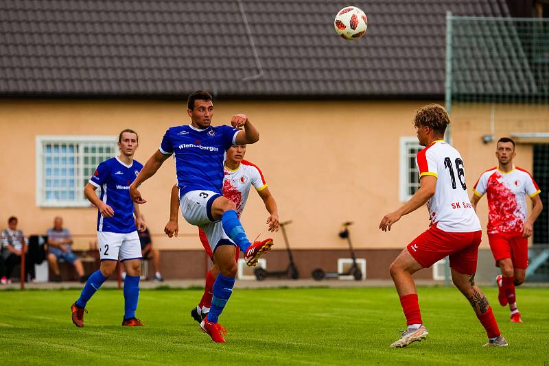 5. kolo KPM: Slavia Vejprnice (na snímku fotbalisté v červeno-bílých dresech) - TJ Zruč (modří) 1:2.