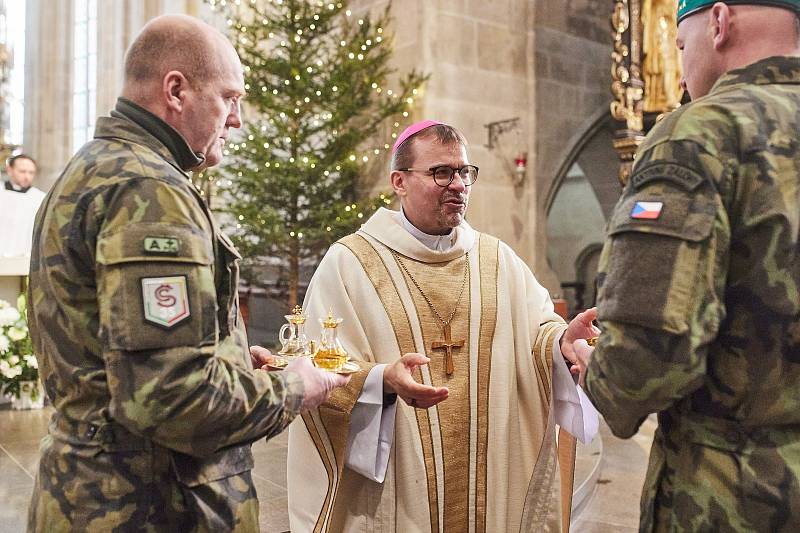 Požehnání praporu pěší roty aktivní zálohy Krajského vojenského velitelství Plzeň biskupem Tomášem Holubem a udělení četného názvu Pětatřicátníci se uskutečnilo v neděli v katedrále sv. Bartoloměje na náměstí Republiky v Plzni.