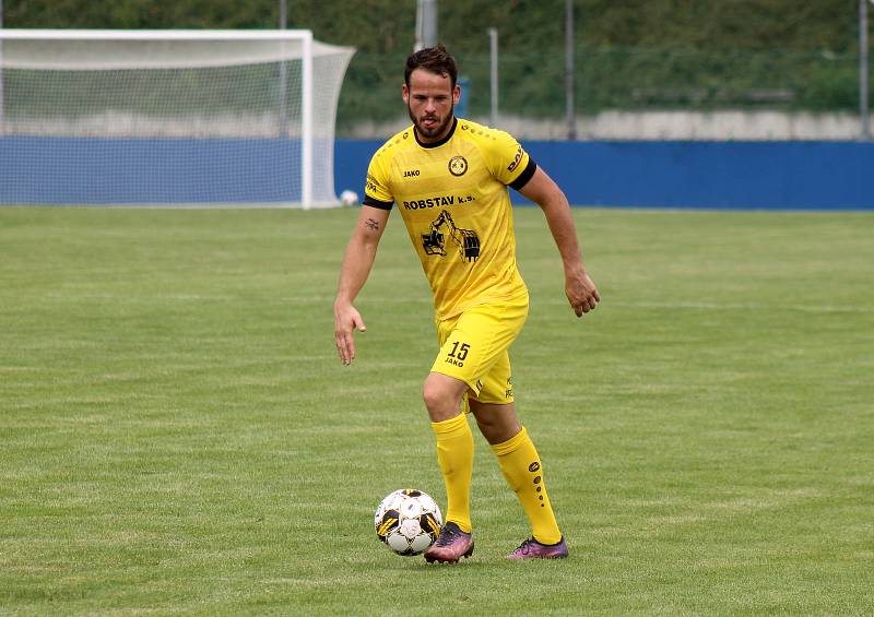 2. kolo FORTUNA ČFL, skupina A: FK Králův Dvůr - FK ROBSTAV Přeštice (hráči ve žlutých dresech) 4:1 (1:0).