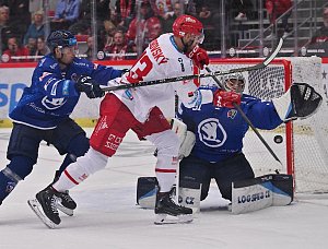 Brankář Samuel Hlavaj zaznamenal v utkání 33 zásahů, ani to ale Plzni k bodům na ledě Třince nepomohlo. 